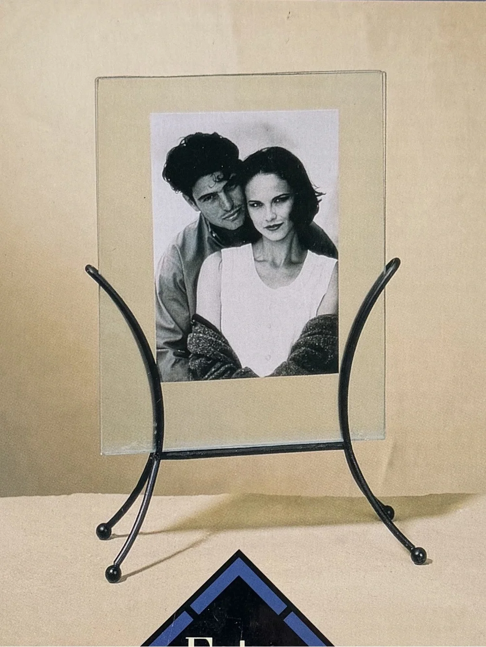 Fetco Black Metal Floater Frame | 4 x 6 Photo Frame